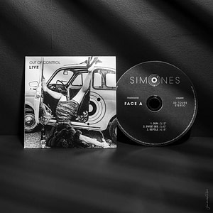 Les Simones EP Out Of Control LIVE